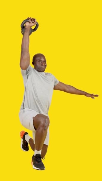 Βίντεο Στο Στούντιο Κίτρινο Φόντο Ενός Αθλητικού Αφρικανού Που Κάνει — Αρχείο Βίντεο