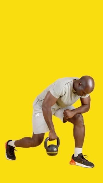 Video Studio Met Gele Achtergrond Van Sportieve Afrikaanse Man Doet — Stockvideo