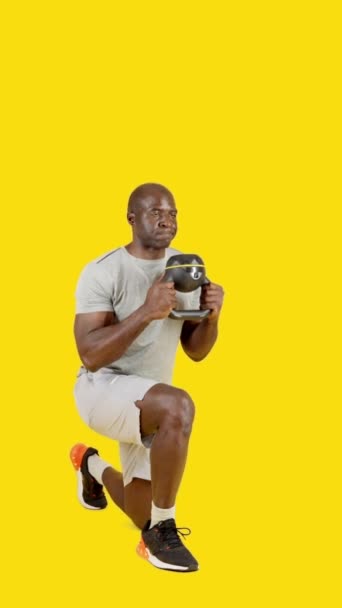 Video Studio Med Gul Bakgrund Sportig Afrikansk Man Som Gör — Stockvideo