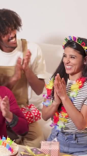 Vídeo Cámara Lenta Grupo Multiétnico Amigos Aplaudiendo Felizmente Para Celebrar — Vídeo de stock