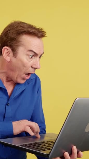 Volwassen Man Met Behulp Van Een Laptop Met Een Verrassende — Stockvideo