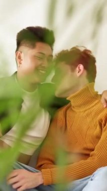 Sarhoş bir adamın yavaş çekim videosu evde partnerine karşı sevgi besliyordu.