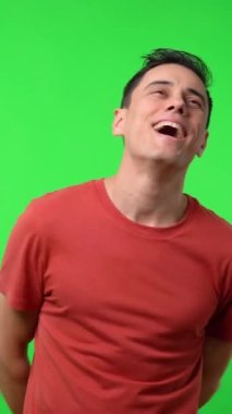 Kırmızı gömlekli, aşık bir adam. Bencil ve hayalperest, sevgilisini düşünüyor. Orta boy. Krom yeşil arkaplan.