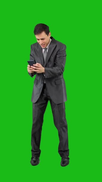Biznesmen Rozmawiający Przez Telefon Świętujący Coś Klucz Chromowy — Wideo stockowe