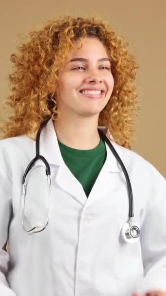 Estúdio Vídeo Uma Médica Com Cabelo Encaracolado Sorrindo Enquanto Olha — Vídeo de Stock
