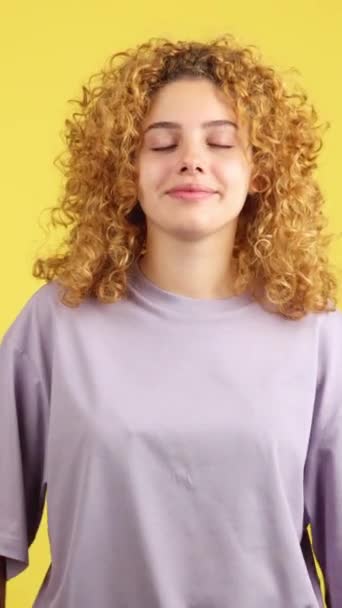 Studio Video Yellow Background Smiley Woman Curly Hair Looking Camera — Vídeo de Stock