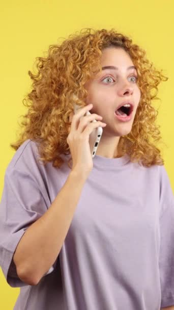 Studio Video Yellow Background Surprised Young Woman Curly Hair Open — Vídeo de Stock