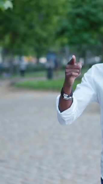 아프리카 남자와 거리에서 논쟁을 벌이고 라시나 — 비디오