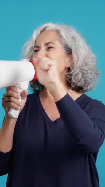 Studio Video Blue Background Mature Woman Raising Fist Protesting Loudspeaker — Vídeos de Stock