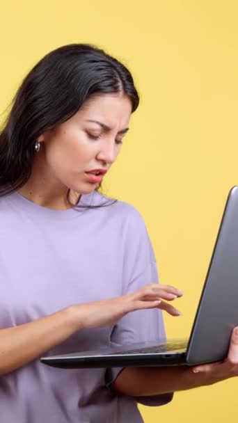 Caucasian Woman Having Problem Laptop Studio Yellow Background — Vídeo de stock