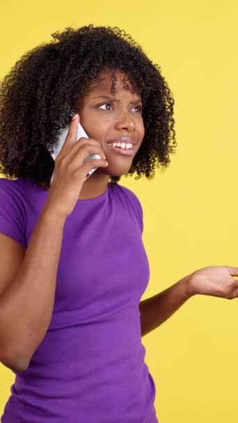 Злая Женщина Афроволосами Стоящая Время Разговора Мобильным Телефоном Студии Желтым — стоковое видео