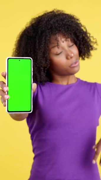 Рука Афроженщины Скрывающей Мобильный Телефон Зеленым Экраном Студии Желтым Фоном — стоковое видео