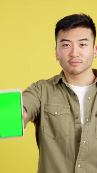 Fókuszban Zöld Képernyő Mobil Birtokában Egy Kínai Férfi Stúdió Sárga — Stock videók