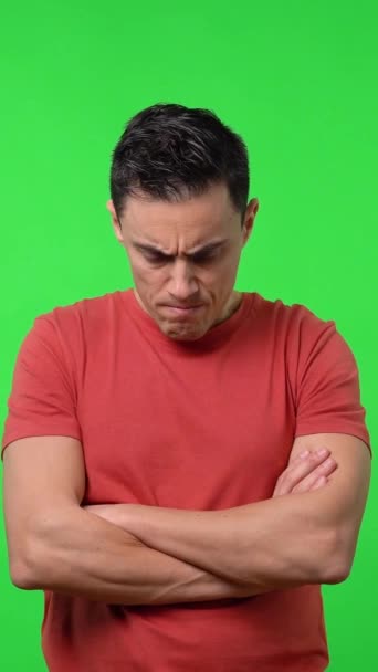 Kırmızı Gömlekli Kafasını Sallayan Çok Kızgın Bir Adam Orta Boy — Stok video