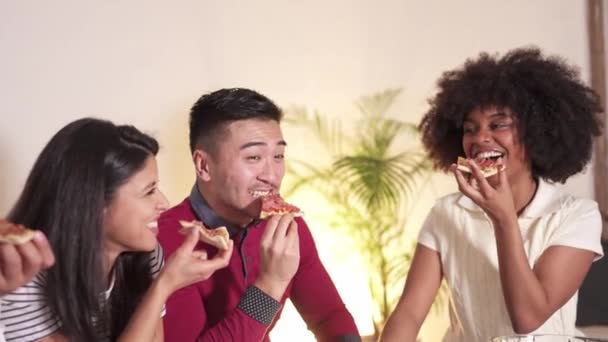 Vídeo Câmera Lenta Grupo Amigos Multiétnicos Alegres Desfrutando Juntos Comendo — Vídeo de Stock