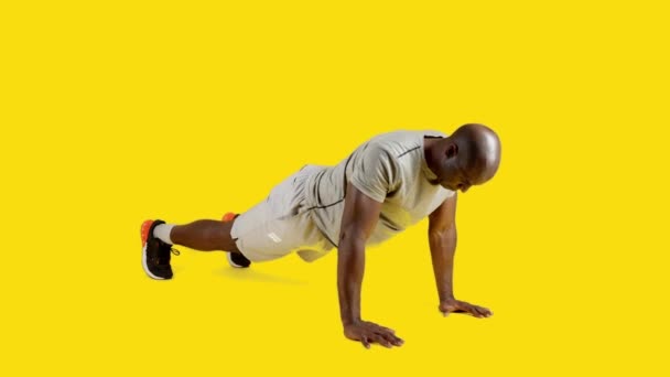 Stüdyoda Güçlü Sportif Bir Afrikalı Adamın Şınav Çektiği Sarı Arka — Stok video