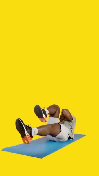Wideo Studio Żółtym Tłem Sportowego Afrykanina Robi Brzuszne Chrupki Dotykając — Wideo stockowe