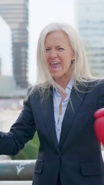 Vídeo Câmera Lenta Uma Empresária Madura Agressiva Gritando Luvas Boxe — Vídeo de Stock