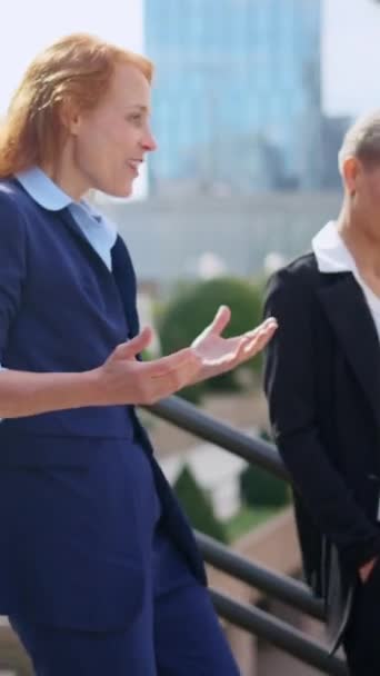 Kadınının Arkadaşlarıyla Merdivenlerden Inerken Konuştuğu Yavaş Çekim Videosu — Stok video