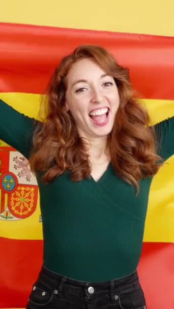 Lykkelig Rødhåret Kvinde Smilende Hæve Spansk Nationalt Flag Studiet Med – Stock-video