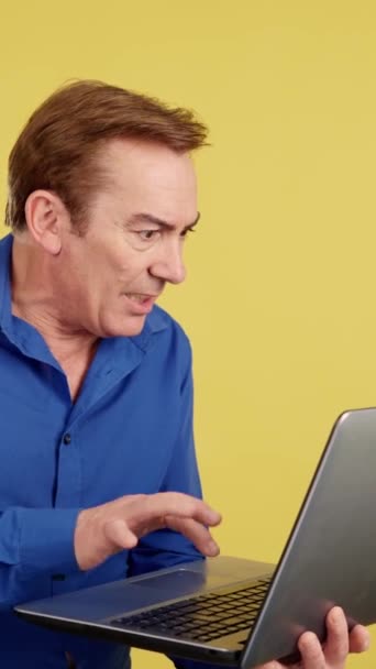 Mature Man Standing Problem Laptop Studio Yellow Background — Stock Video