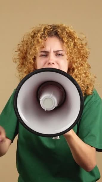 Студийное Видео Женщины Вьющимися Волосами Смотрящей Камеру Кричащей Помощью Громкоговорителя — стоковое видео
