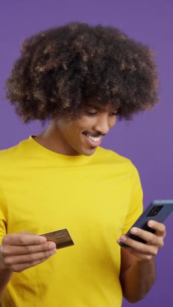 African Man Using Card Shopping Online Mobile Studio — стоковое видео