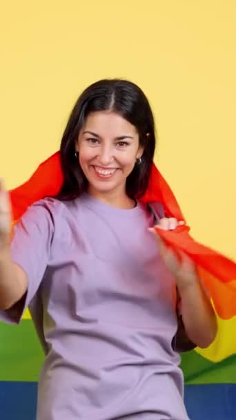 Lykkelige Hvite Kvinner Svøpt Lgbt Flagg Studio Med Gul Bakgrunn – stockvideo