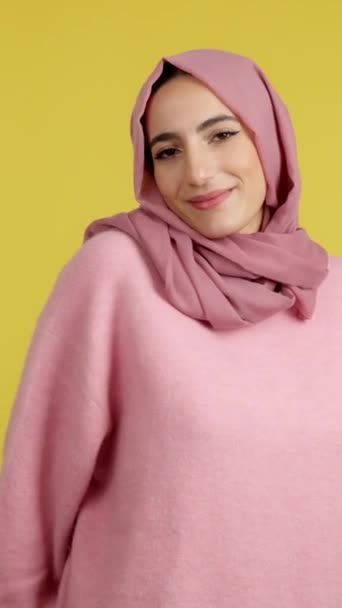 Glückliche Muslimische Frau Lächelt Die Kamera Während Sie Studio Mit — Stockvideo