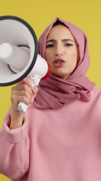 Donna Musulmana Arrabbiata Che Urla Usando Altoparlante Studio Con Sfondo — Video Stock