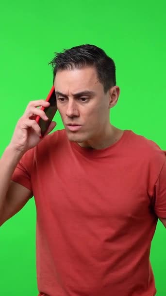 Hombre Con Camisa Roja Hablando Teléfono Celular Muy Enojado Haciendo — Vídeos de Stock