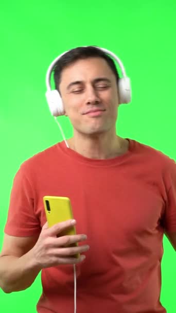 Sıradan Giysiler Içinde Cep Telefonlu Olumlu Bir Adam Chromakey Üzerinde — Stok video