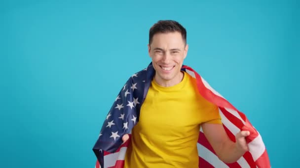 Stüdyoda Kuzey Amerika Bayrağı Taşıyan Mutlu Bir Adamın Mavi Arkaplanlı — Stok video