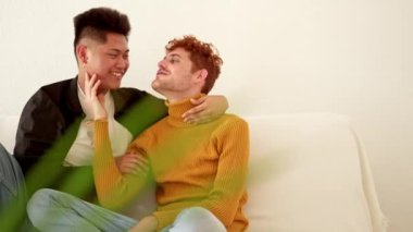 Evdeki koltukta oturan eşcinsel bir çiftin cinsel ilişkiye girdiği bir anı gösteren yavaş çekim videosu.