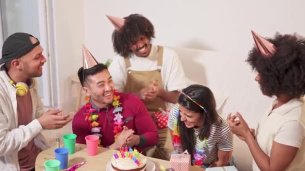 Vídeo Câmera Lenta Grupo Multiétnico Amigos Cantando Celebrando Aniversário Com — Vídeo de Stock