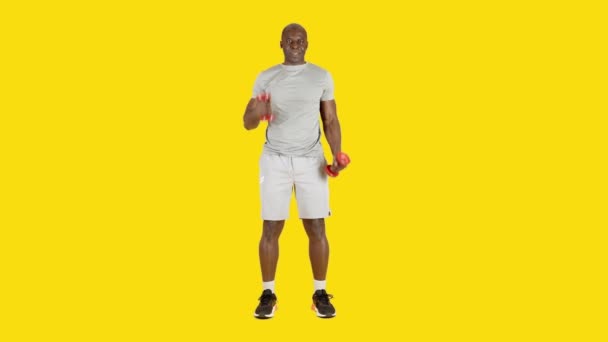 Video Studio Con Sfondo Giallo Uomo Africano Che Esercizio Bicipiti — Video Stock