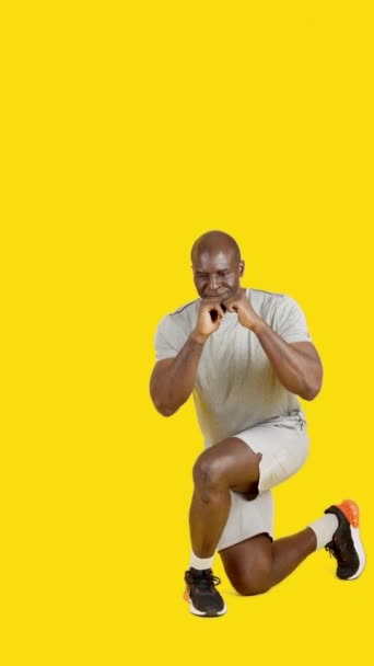 Βίντεο Στο Στούντιο Κίτρινο Φόντο Ενός Αφρικανού Δυνατού Άνδρα Που — Αρχείο Βίντεο