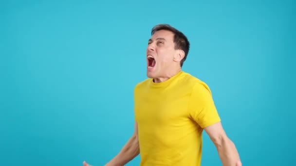 Video Studio Blue Background Desperate Man Screams Cries Out Tears — Stock Video