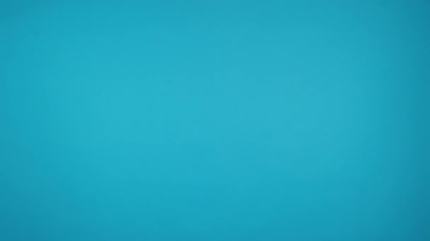 Відео Студії Блакитним Фоном Щасливого Лікаря Уніформою Посміхаючись Камеру Кадр — стокове відео