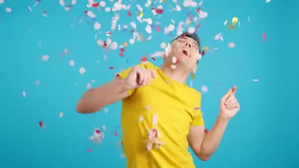 Βίντεο Στο Στούντιο Μπλε Φόντο Ενός Ευτυχισμένου Άντρα Χορεύει Καθώς — Αρχείο Βίντεο