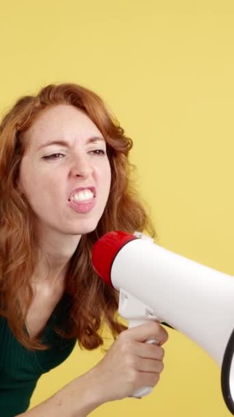 Mujer Pelirroja Enfadada Gritando Usando Altavoz Estudio Con Fondo Amarillo — Vídeos de Stock
