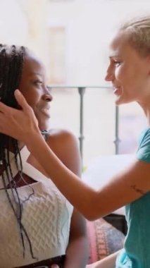 Lezbiyen bir kadının eşinin alnından öptüğü yavaş çekim videosu.