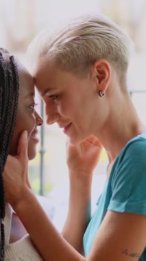 Balkonda tutkuyla öpüşen lezbiyen bir çiftin yavaş çekim videosu.