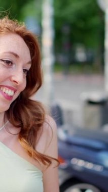 Gülümseyen en en iyi arkadaşlar dışarıda kişisel şeylerden bahsediyorlar.