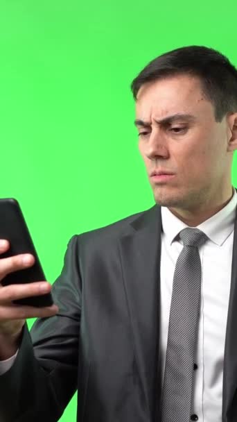 Besorgte Männer Lesen Schlechte Nachrichten Auf Mobiltelefonen Und Drücken Angst — Stockvideo