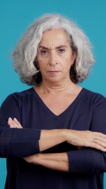 Studio Video Blue Background Mature Woman Crossing Arms While Looking — Vídeo de Stock