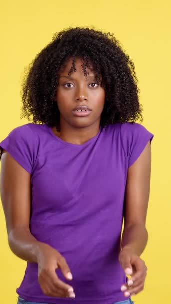 Žena Africkými Vlasy Vyjadřující Strach Zatímco Stínící Rukama Studiu Žlutým — Stock video