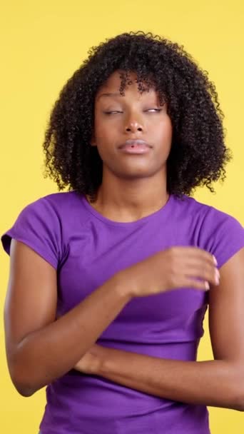 Скучная Женщина Афроволосами Выглядящая Студии Жёлтым Фоном — стоковое видео