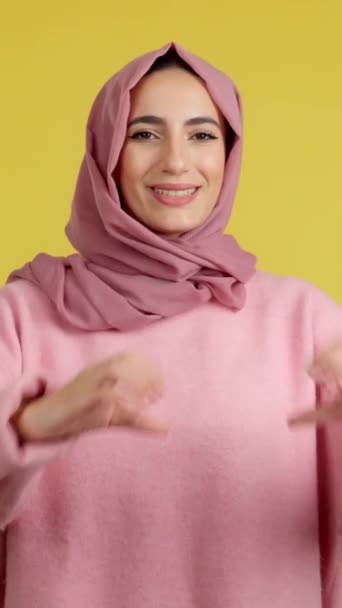 Mulher Muçulmana Representando Uma Forma Coração Dedos Estúdio Com Fundo — Vídeo de Stock