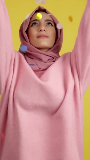 Lykkelig Muslimsk Kvinde Omgivet Konfetti Der Flyver Luften Studiet Med – Stock-video